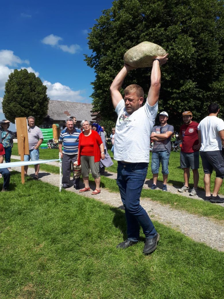 Erfolgreiches Steinstossen an der Hinterarni Chilbi mit mehr Teilnehmer/innen den&nbsp;je