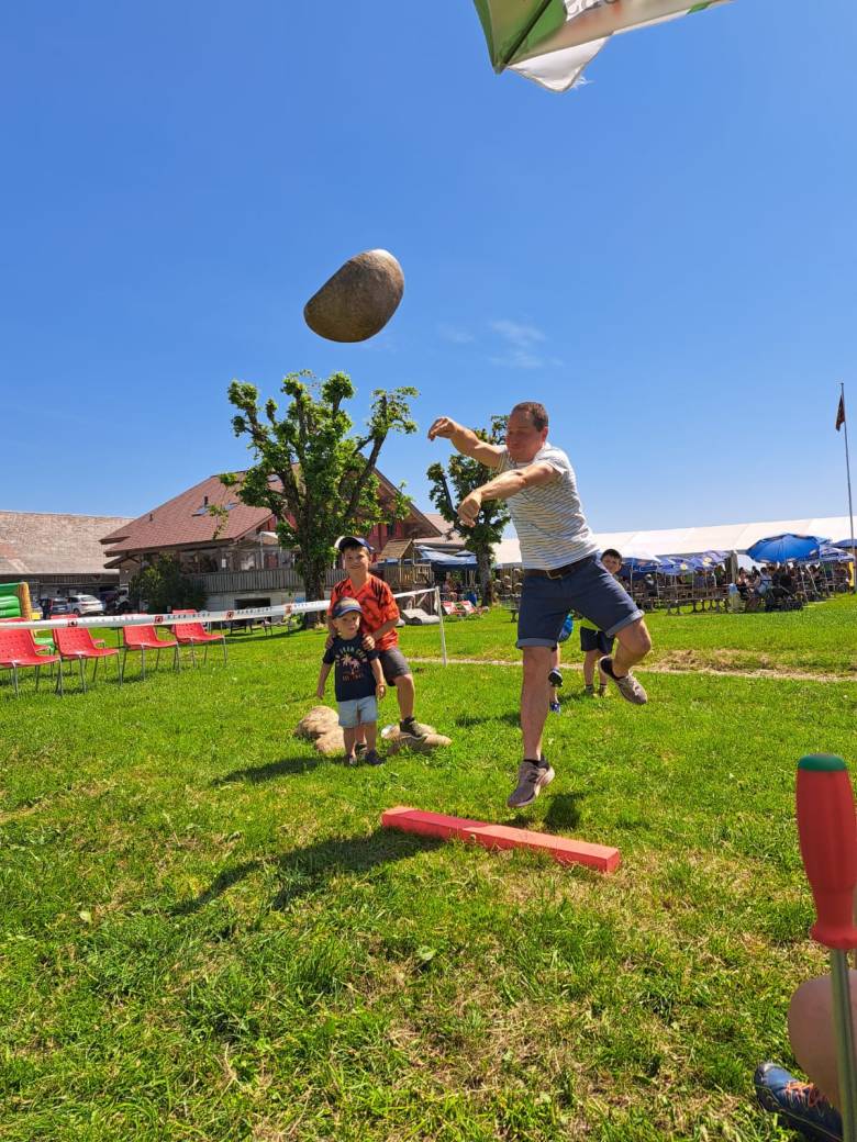 Fast schon traditionell: Steinstoss-Turnier an der Hinterarni&nbsp;Chilbi